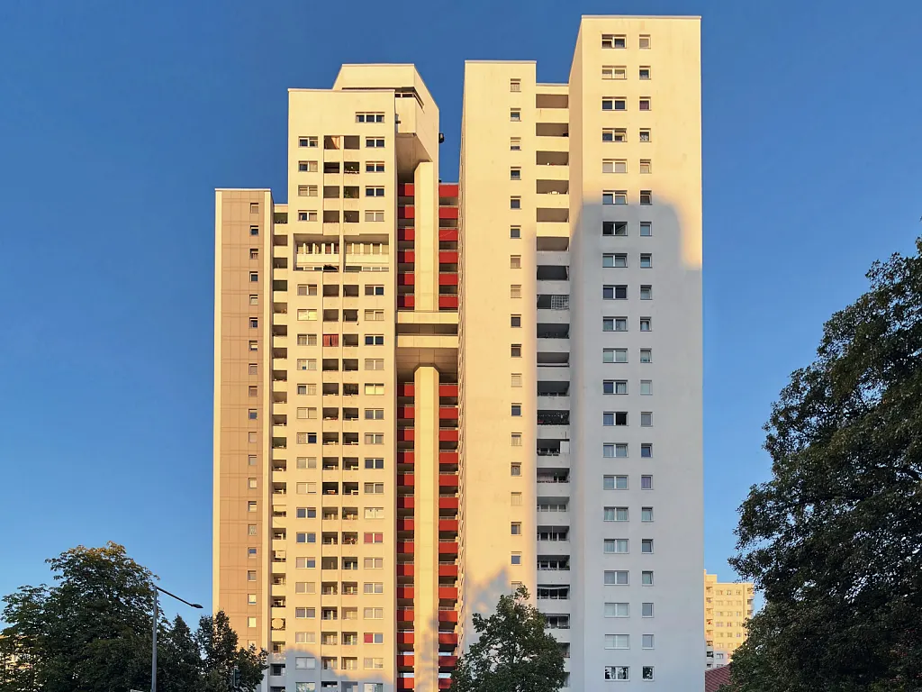 Hochhaus am Joachim-Gottschalk-Weg in der Gropiusstadt im warmen Sonnenlicht