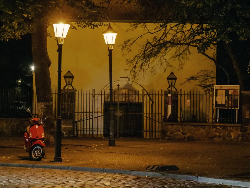 Laternen und Kopfsteinpflaster bei Nacht im Böhmischen Dorf in Rixdorf, Neukölln