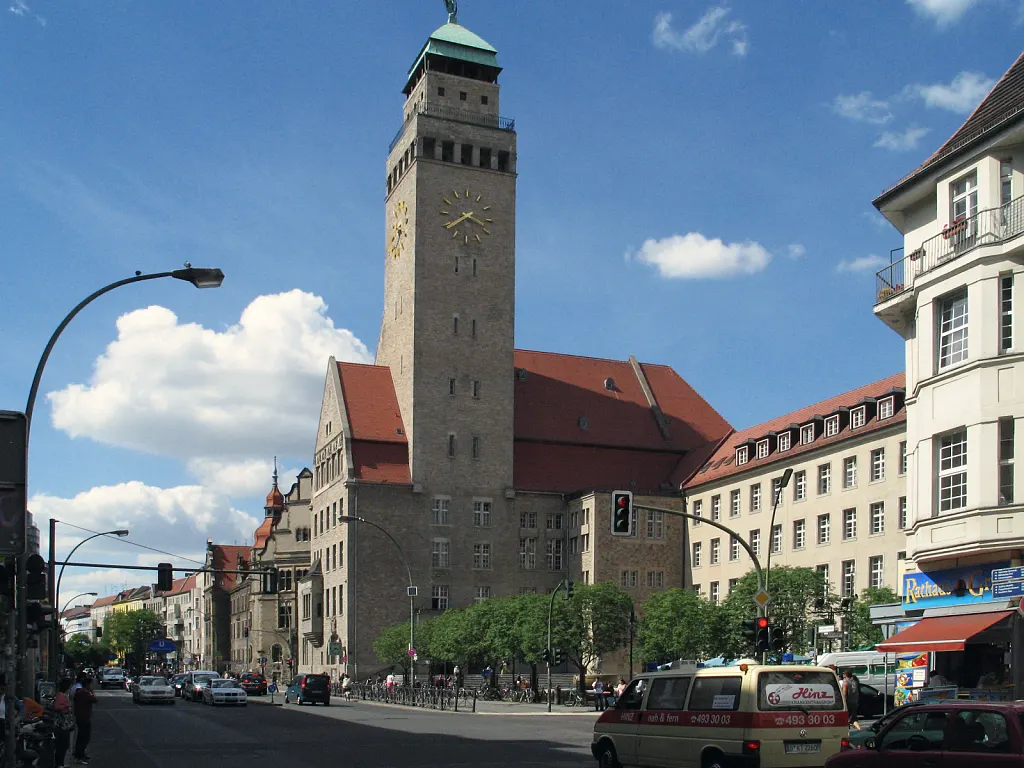 Rathaus Neukölln mit Uhrturm an der Karl-Marx-Straße