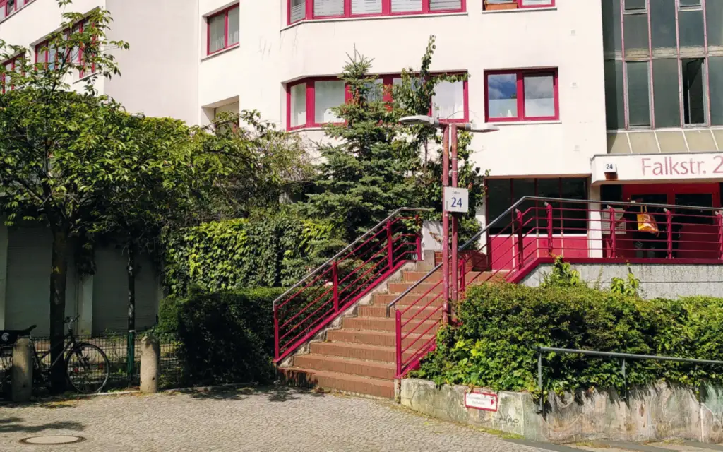 Wohnanlage in der Falkstraße im Rollbergviertel in Neukölln mit Treppenaufgang zum Hauseingang
