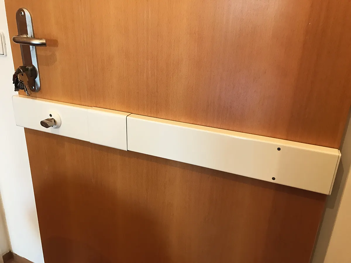 Holztür mit Langschild-Beschlag und quer montiertem Querriegelschloss