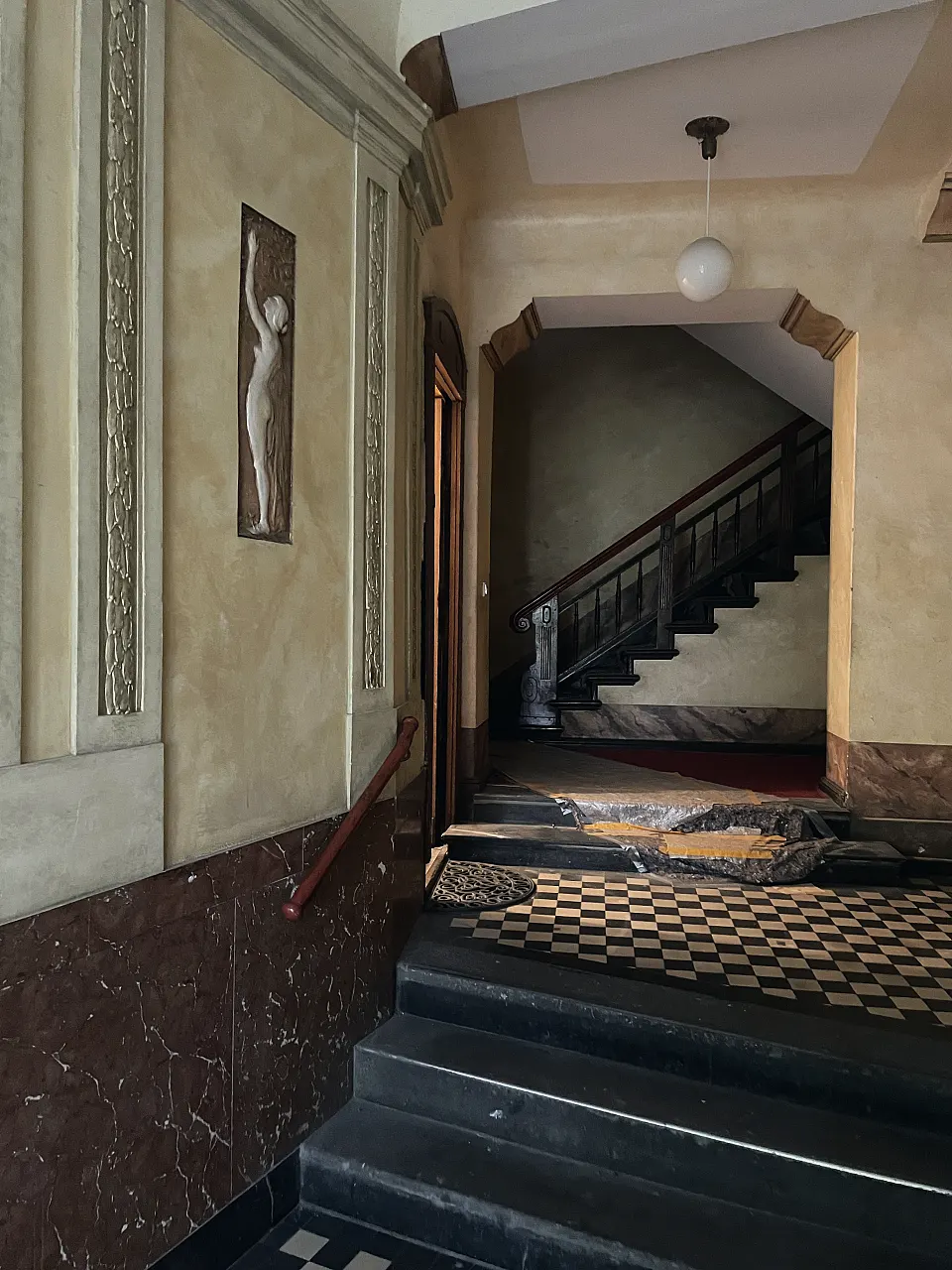 Altbau-Treppenhaus mit Stuck und Fliesenboden am Maybachufer in Neukölln