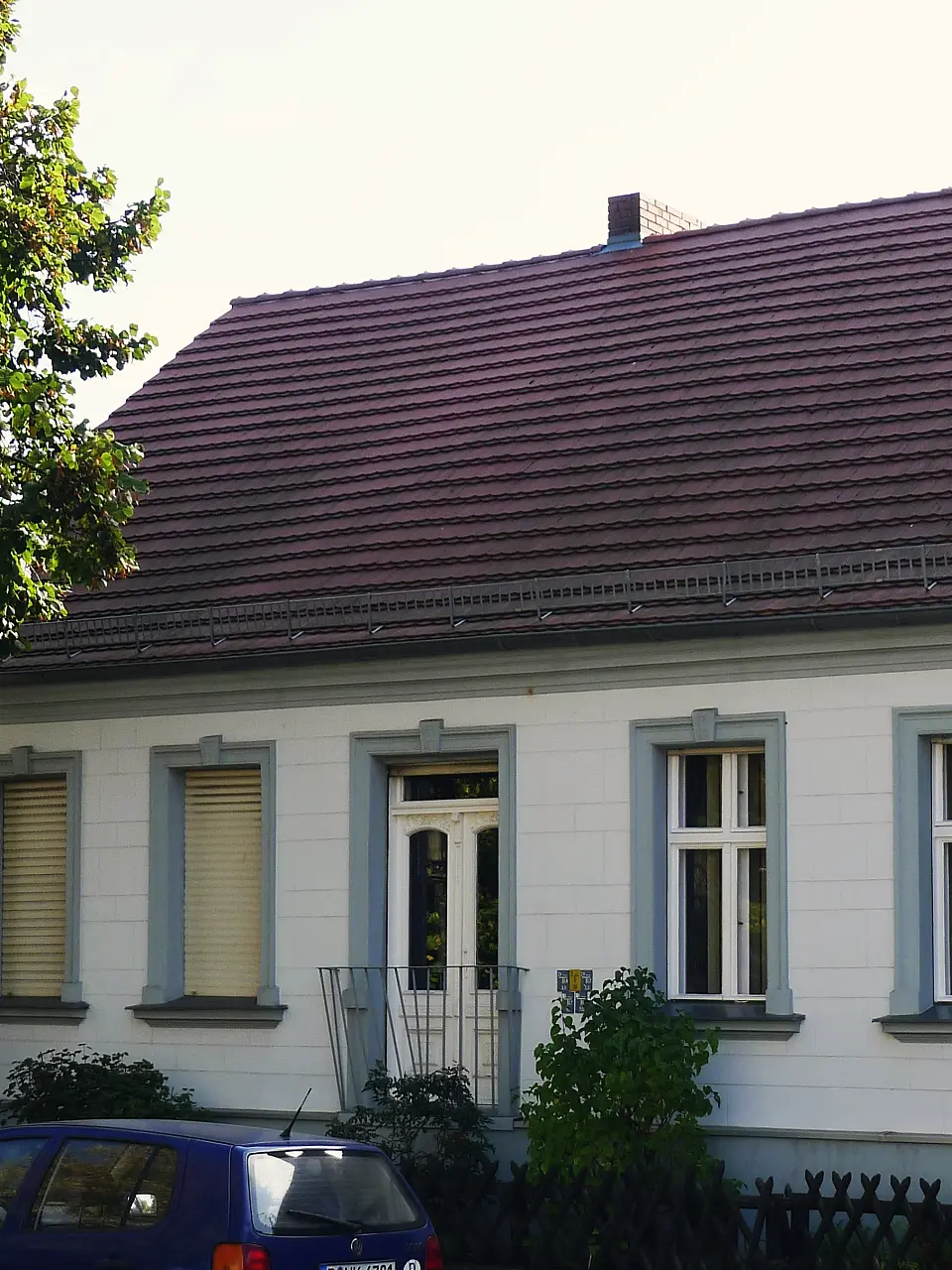 Historisches Wohnhaus mit Haustür in Alt-Buckow